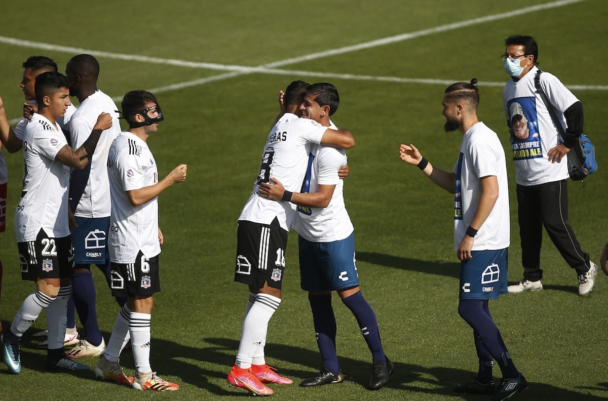 La razón por la que jugadores de Colo Colo salieron vistiendo camisetas con otros apellidos