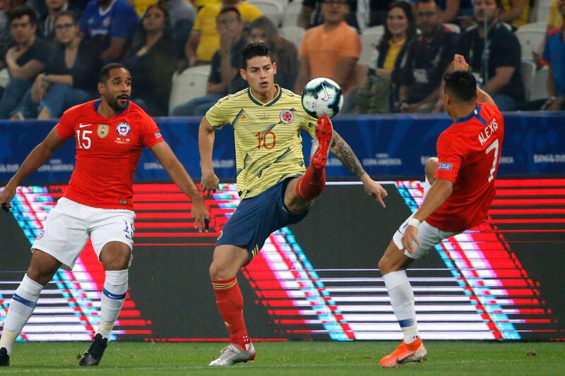 James Rodríguez jugando contra Chile (Foto: Aton)