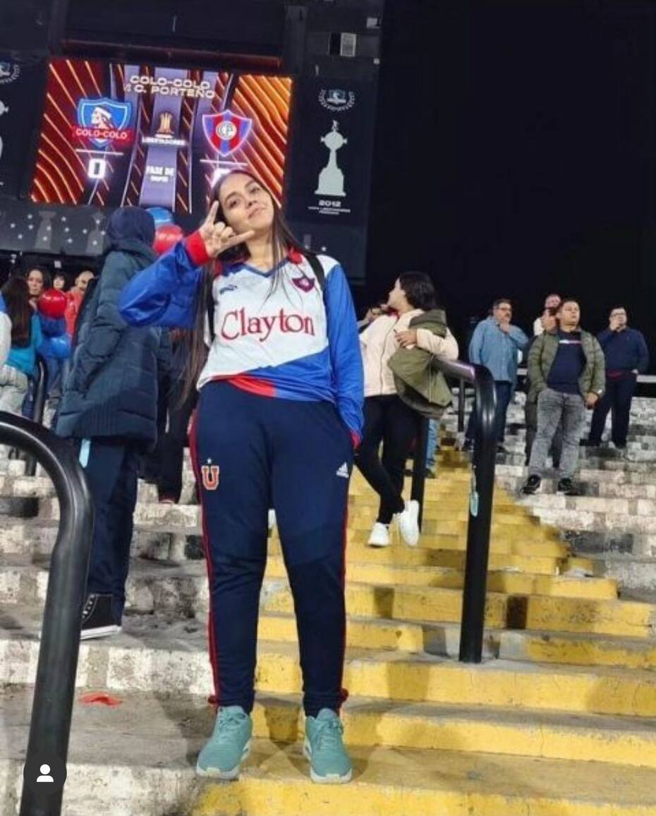 Hincha de la U en el Estadio Monumental apoyando a Cerro Porteño