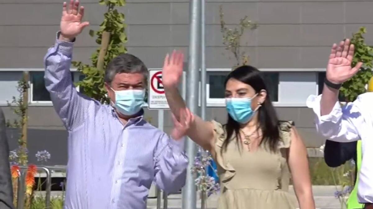 VIDEO | Senador Coloma forcejó con Gobernadora del Maule Cristina Bravo para obligarla a saludar