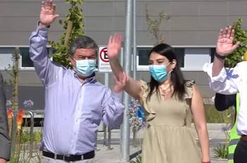 VIDEO | Senador Coloma forcejó con Gobernadora del Maule Cristina Bravo para obligarla a saludar