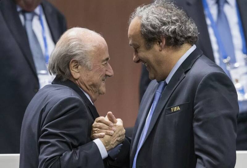 El ex hombre fuerte de FIFA y el ex jefe de la UEFA metidos hasta la masas por un par de millones de dólares. Una bicoca al lado de lo que vieron pasar.