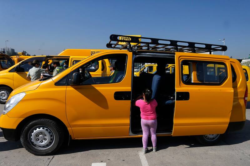 Carabineros y Ministerio de Transportes realizan fiscalizacion masiva a 1.200 vehiculos del transporte escolar.