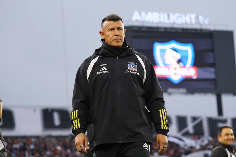 Jorge Almirón dirigiendo a Colo Colo en el Estadio Monumental.
