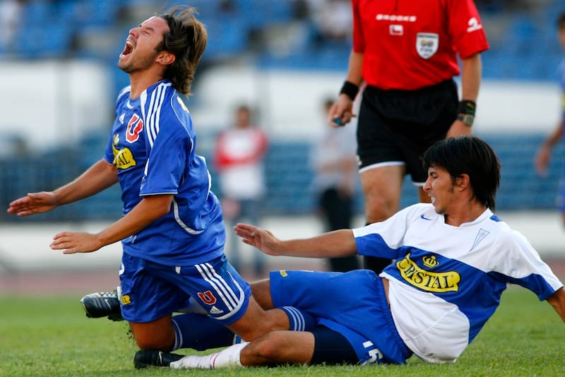 El Pancho (a la izquierda) con la camiseta de la U, en un Clásico Universitario. Foto: Old Photosport.