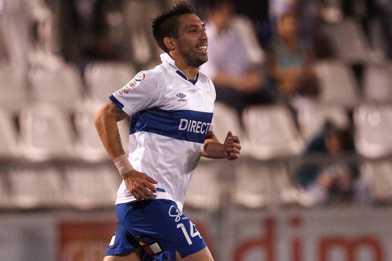 con la camiseta de la Universidad Católica. Foto: Agencia Aton.
