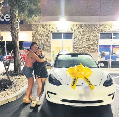 Le regalo un Tesla a su hija de 16 años.