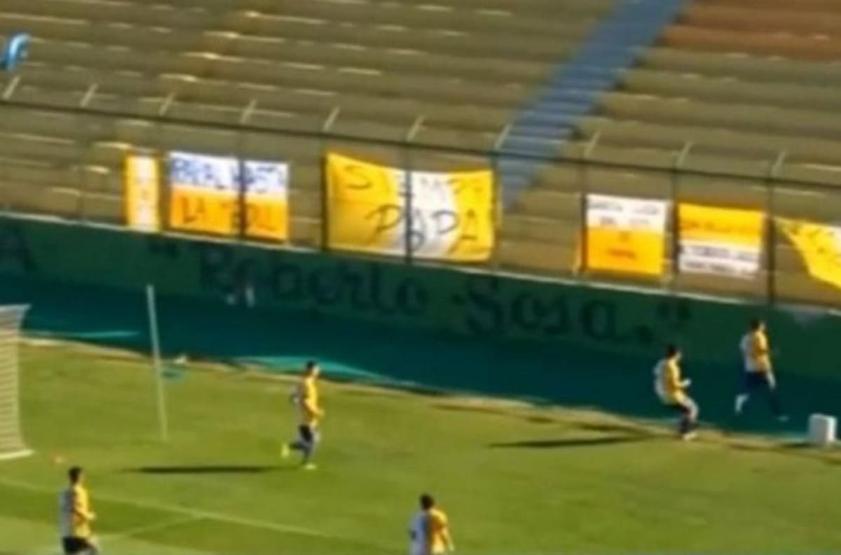 Futbolista uruguayo tuvo dolorosa caída al foso de un estadio tras celebrar un gol