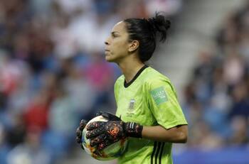 La U todavía no la presenta como nuevo refuerzo y la Selección Argentina la convoca a la Fecha FIFA como jugadora azul