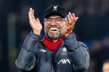 Jurgen Klopp fue sorprendido con gran abrazo de una azafata antes de bajarse del avión