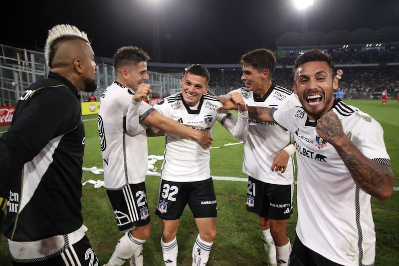 celebrando su gol en Colo Colo por Copa Libertadores.