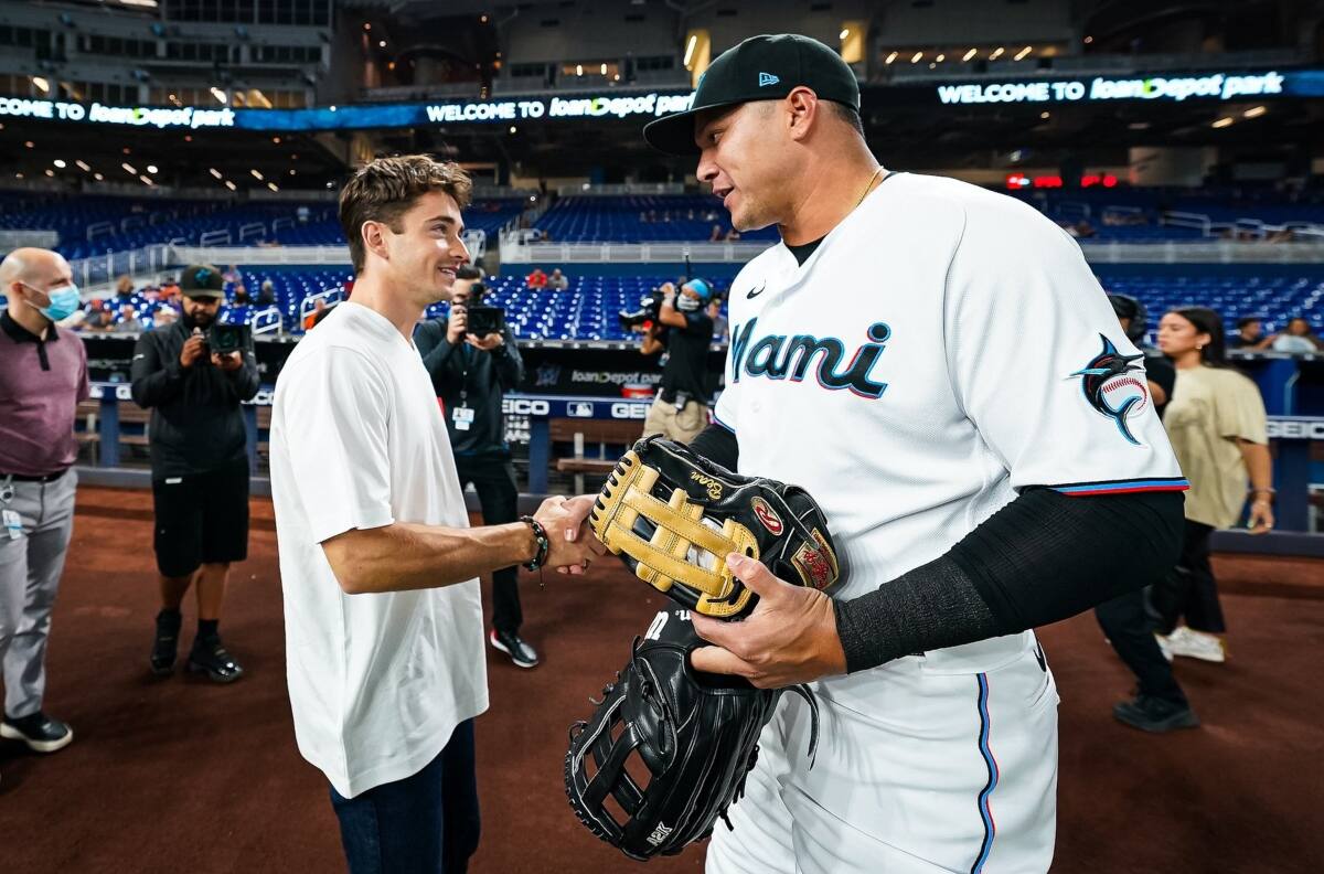 VIDEO | Fórmula 1: Charles Leclerc jugó béisbol con el venezolano Avisail García previo al GP de Miami