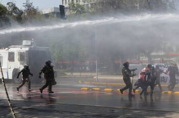 VIDEO | Niño de solo 5 años es captado participando en desmanes durante manifestaciones en Santiago