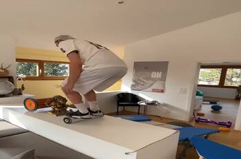 El increíble circuito de parkour que se armó un suizo dentro de su casa estando en cuarentena