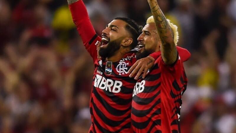 Arturo Vidal junto a Gabigol.