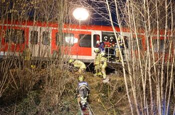 Choque entre trenes deja un muerto y varios heridos en Alemania