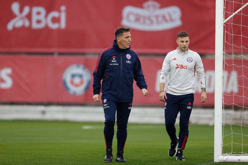 Bruno Barticciotto recibe los consejos de Eduardo Berizzo en un entrenamiento de la Roja. ¿Debutará el duelo versus Cuba? Foto: Comunicaciones/Federación de Fútbol de Chile.