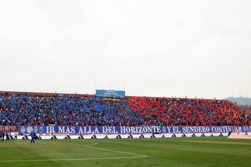 Hinchas de Universidad de Chile alientan
en el estadio Santa Laura en Santiago, Chile.