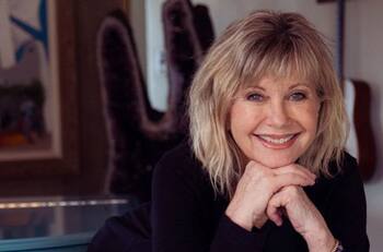 Así fue la desubicada pregunta que Olivia Newton-John recibió en conferencia del Festival de Viña por un clásico de "Grese"