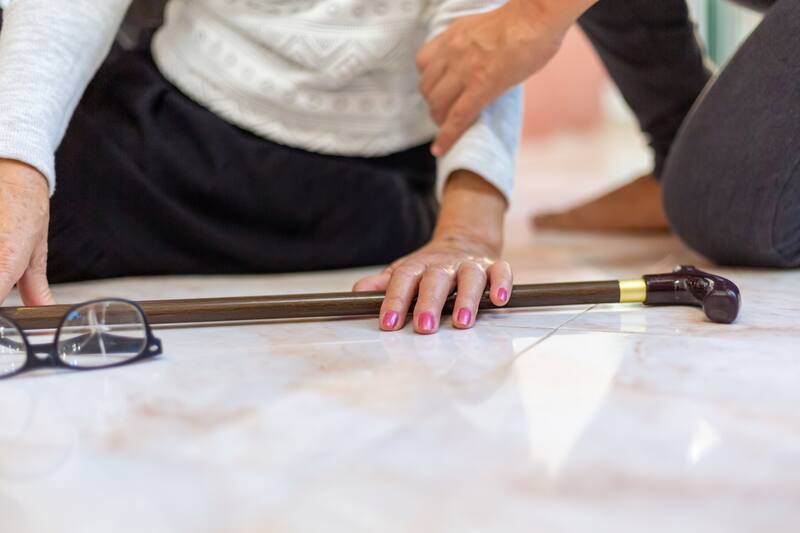 Así pueden evitar las caídas de los adultos mayores.