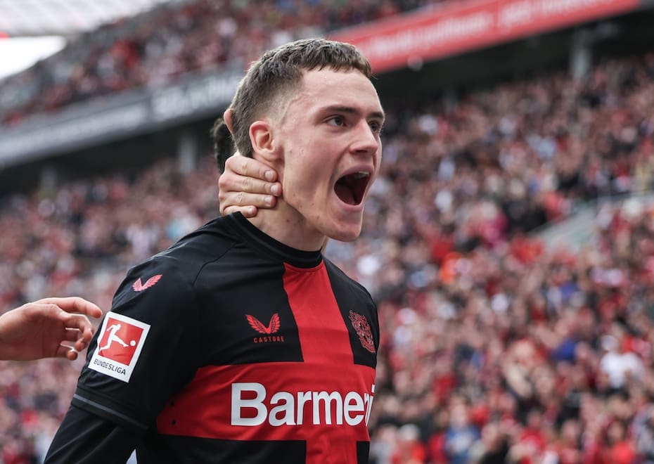 vistiendo la camiseta del Bayer Leverkusen.