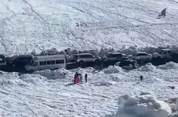 VIDEO | Más de una veintena de autos quedaron atascados en Cajón del Maipo por taco kilométrico