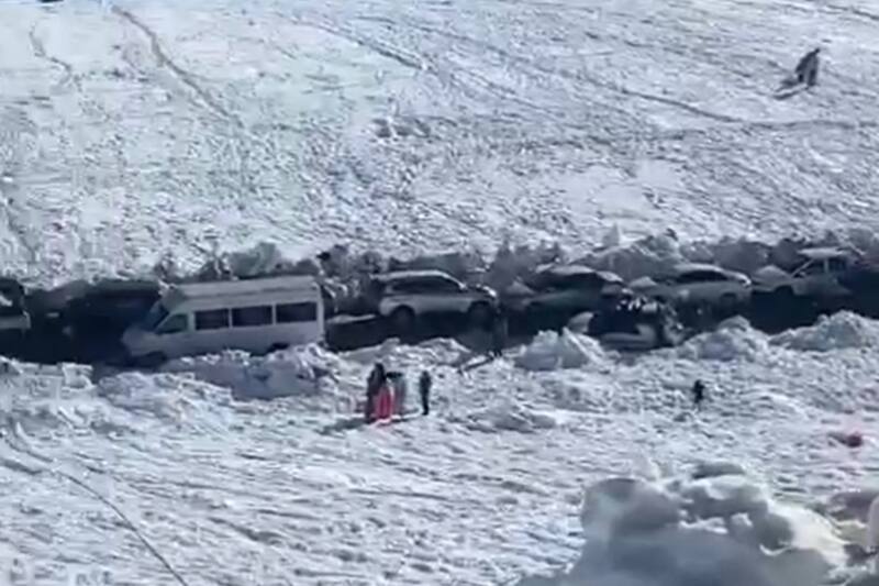 El registro causó sorpresa en redes sociales ante la conducta de los automovilistas.