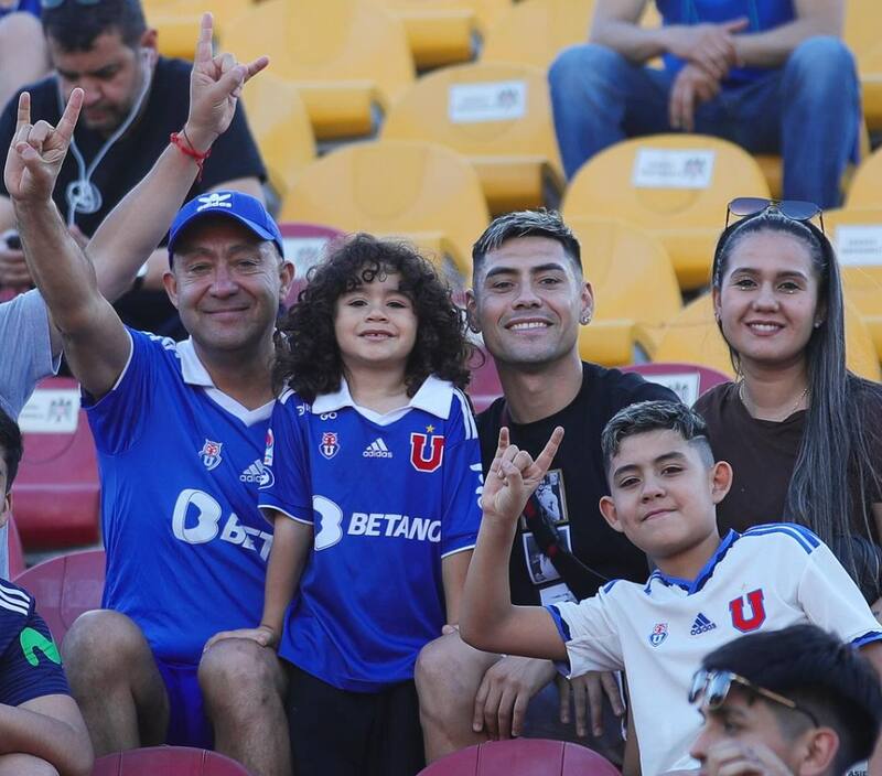 Felipe Mora aprovechó sus vacaciones para ir al estadio a ver el partido de la U con Coquimbo Unido.