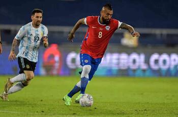 La explicación médica de cómo Arturo Vidal pudo jugar por La Roja 14 días después de estar internado por Covid-19