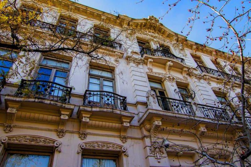Fachadas de mármol y detalles en hierro forjado son parte de las edificaciones que dispone el barrio. Foto: Ministerio de las Culturas, las Artes y el Patrimonio.