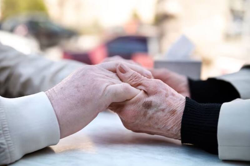 Los cónyugues deben acreditar los 50 años de casados. Créditos: Freepik