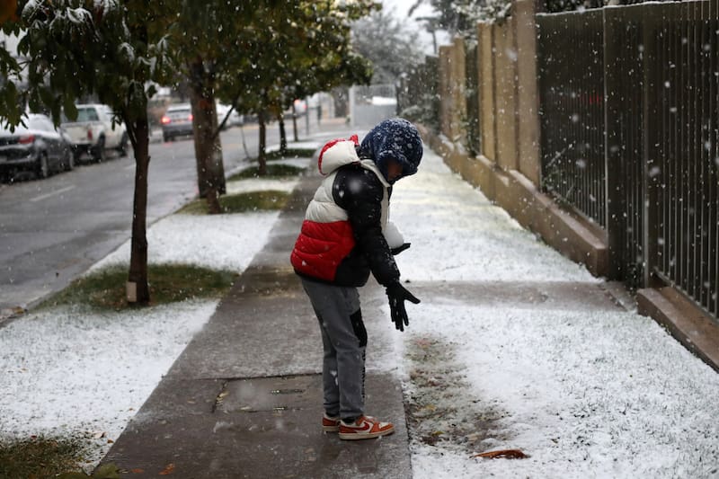El sistema frontal frío dejará caídas de nieve en la zona central del país.