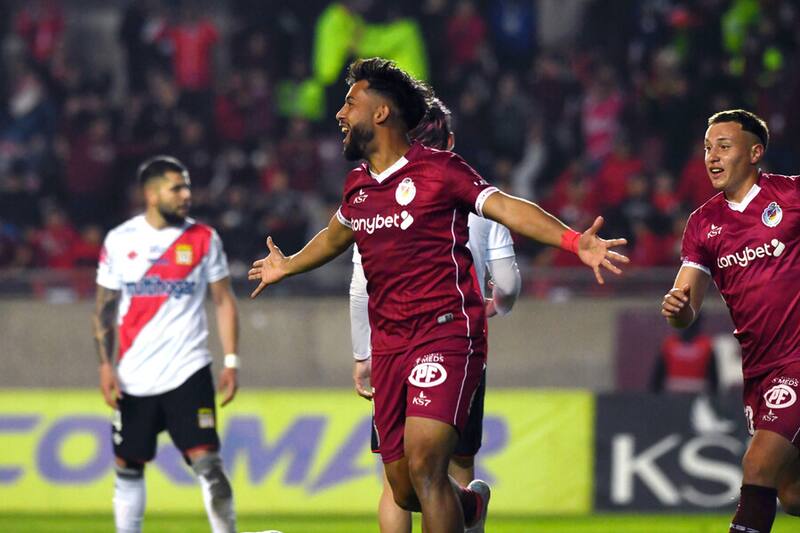 Lucas Alarcón es uno de los pocos jugadores que siguen con contrato para 2025.