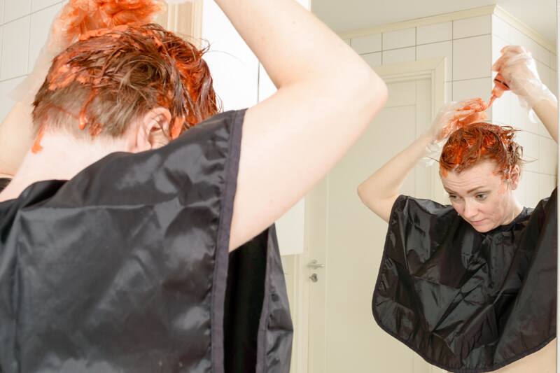 Revisa como limpiar las manchas de tintura de pelo.