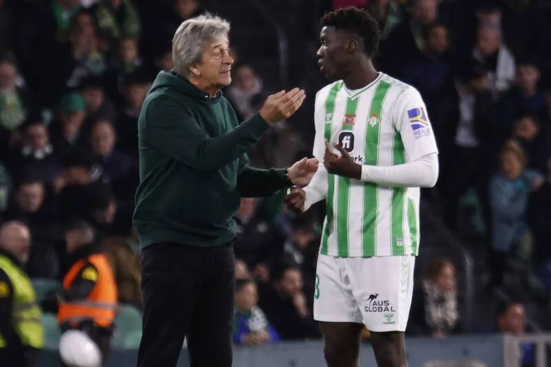 dirigiendo a Assane Diao en el Betis. Foto: Manuel Gómez /ABC.