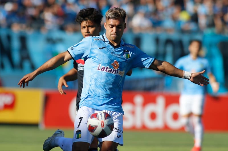 se acerca a Universidad de Chile.