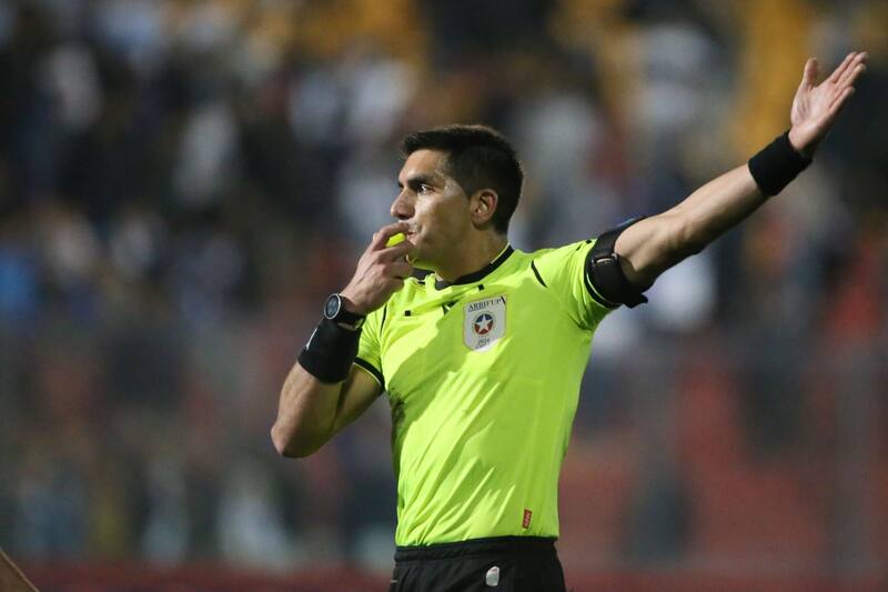 El árbitro fue blanco de las críticas por influir en la expulsión a Claudio Aquino.