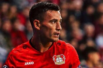 Charles Aránguiz aportó con magistral asistencia para el triunfo del Bayer Leverkusen