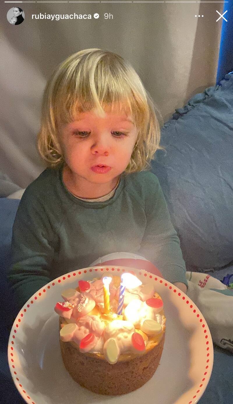 El pequeño soplando sus velitas / Instagram