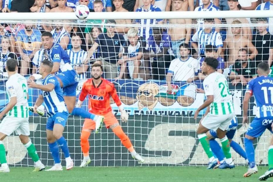 Betis rescató un empate 1-1 en su visita al Alavés.