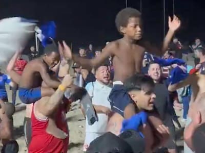 Río de Janeiro se tiñe de azul: el video viral de los hinchas de la U en Copacabana con “nuevos torcedores”
