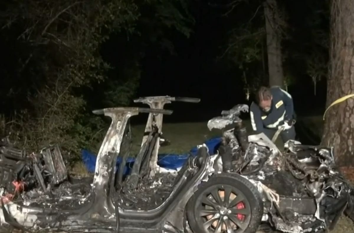 Fallecen dos personas por choque de auto Tesla en Houston