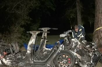 Fallecen dos personas por choque de auto Tesla en Houston