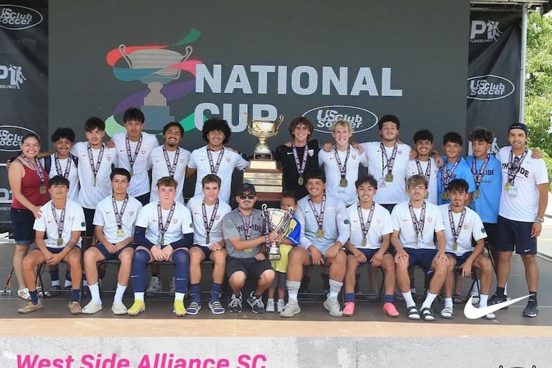 Primero a la derecha -de pie- Claudio Muñoz. La tercera persona a su derecha es David Arellano y la quinta es Nate Weeks.