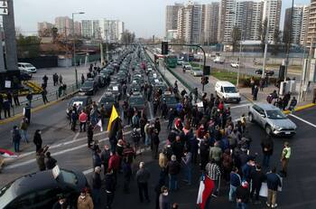 VIDEOS | Colectiveros se manifiestan cortando el tránsito con caravanas en Vicuña Mackenna