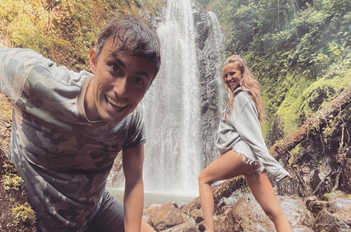 Tomando mate y andando en bicicleta: Las paradisiacas vacaciones de Roberto Cox y su polola, Guinevere Serrot, en Costa Rica