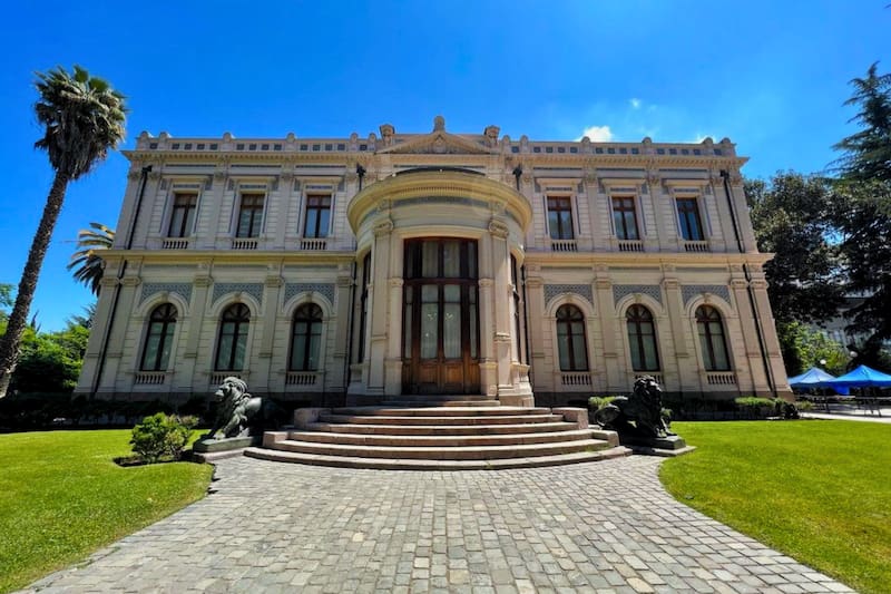 Uno de los edificios infaltables a conocer en Santiago y en el Barrio Dieciocho. Foto: Chile Travel.