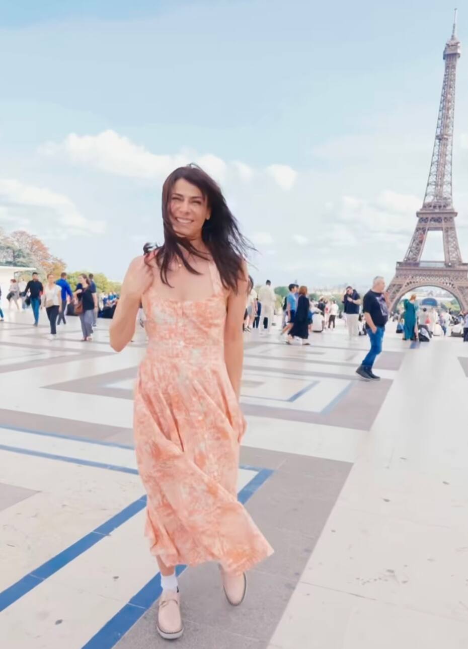 Tonka Tomicic con su look en la Torre Eiffel. Foto: Instagram.