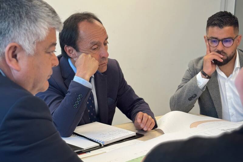En Limache se reunieron con Jaime Pizarro para ver la posibilidad de renovar el Estadio Ángel Navarrete Candia.