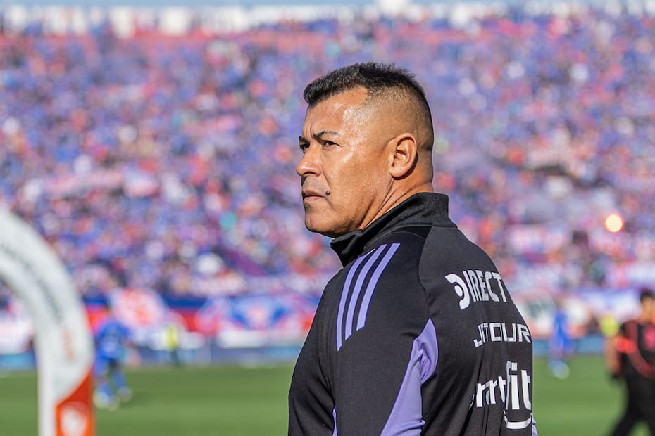 Jorge Almirón en el duelo de Universidad de Chile y Colo Colo por la Liga de Primera 2025. Foto: Felipe Escobedo